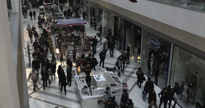 Гранд Мол Варна е без електрическо захранване вече 20 минути съобщи