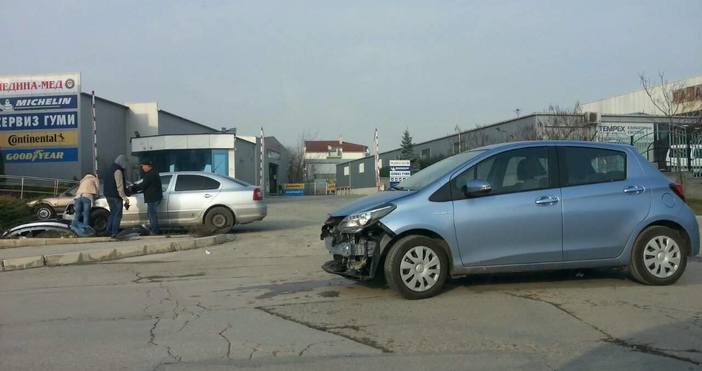Две коли са катастрофирали в Западна промишлена зона съобщи читател