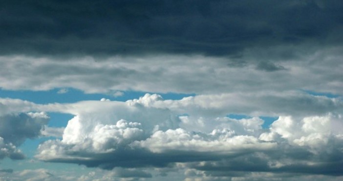 През нощта срещу неделя все още над планинските райони ще