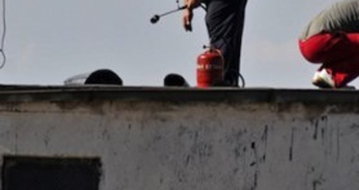 Булфото архивМайстор нает да ремонтира покрива на блок в Кючук