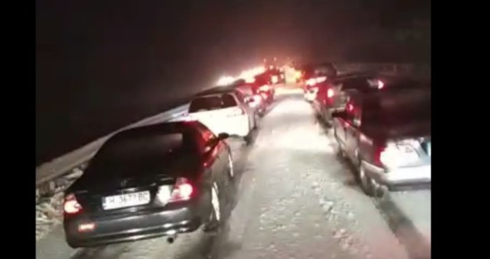 Тежкотоварен автомобил се е завъртял и е блокирал трите платна