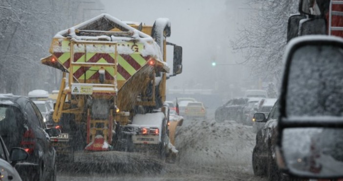Над 350 снегорина почистват пътищата в страната и към 17