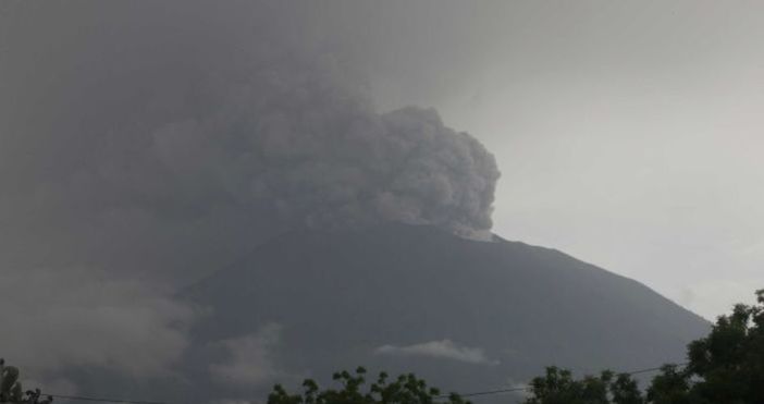 Десетки българи са блокирани на туристическия остров Бали заради изригването