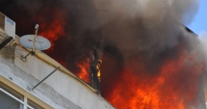Семейство се спаси по чудо от горяща къща в центъра