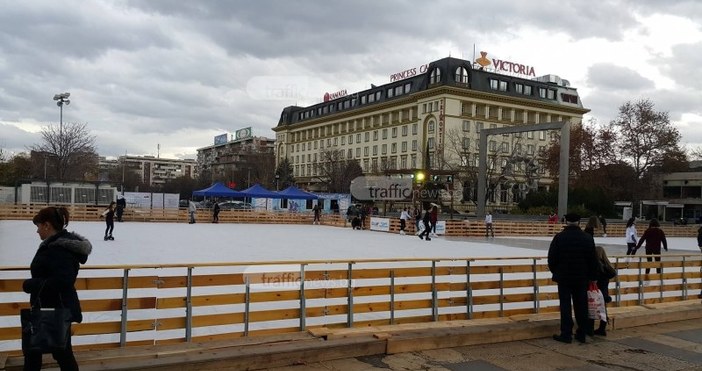 Снимка  TrafficNews Десетки ентусиасти вече изпробваха гигантската ледена пързалка в центъра на