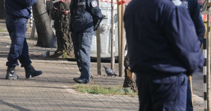 Десетки униформени и няколко полицейски коли  са окупирали Кючук Париж