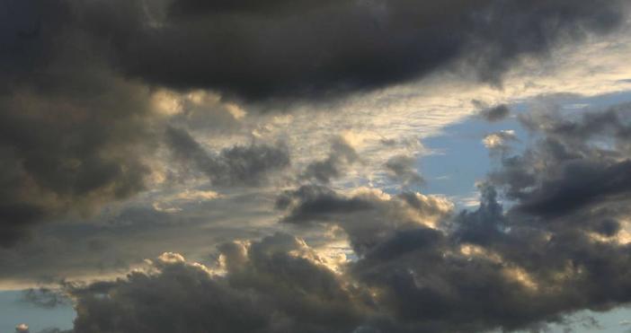 По Черноморието ще е предимно облачно със слаби превалявания от