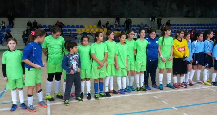 Девойките на женски футболен клуб Варна спечелиха зимния турнир във