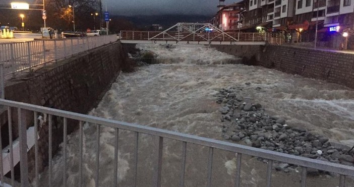 Обилните валежи  които взеха жертва и доведоха до кризисни ситуации