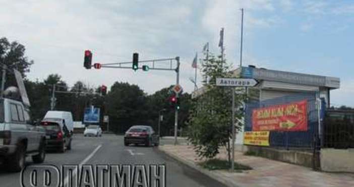 Инцидентът е станал на това кръстовищеСнимка ФлагманМлад мъж бе пометен