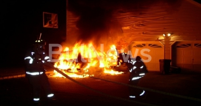 Снимки BulNewsТази нощ е била запалена колата на шефа по