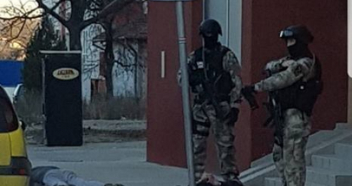 Снимки БлицСпециализирана полицейска акция тече в момента във Велико Търново