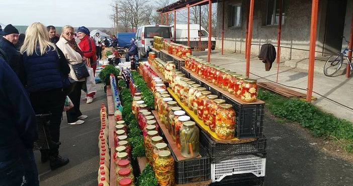 Снимки: Димо Димитров, ФейсбукСвободен фермерски пазар в съседна Румъния стана
