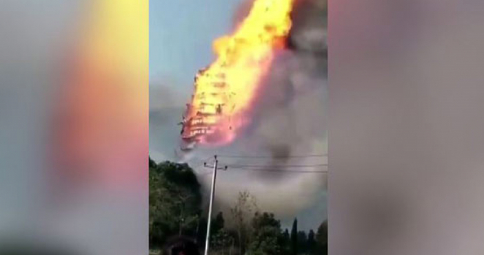 Пожар избухна в 16-етажен небостъргач в югозападната част на Китай.