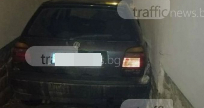 trafficnews bgФолксваген Голф с благоевградска регистрация се заклещи между две къщи