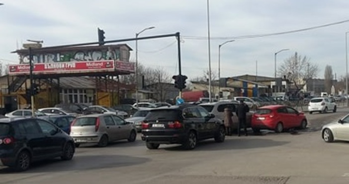 Снимка Петел Катастрофа е станала преди минути на първия светофар след