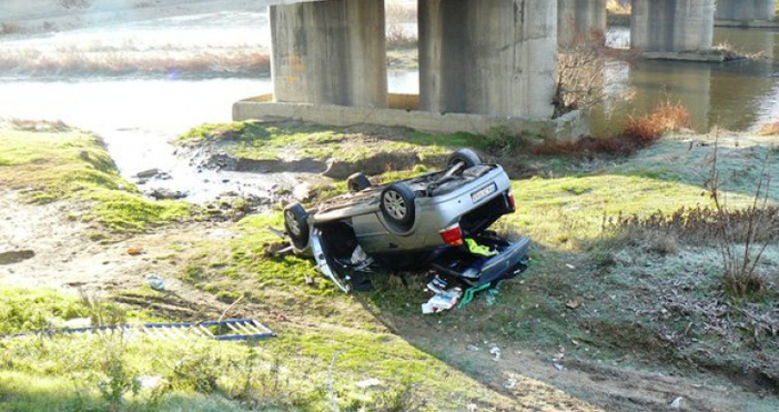 Снимки Марица Опел счупи парапета на мост и падна в коритото