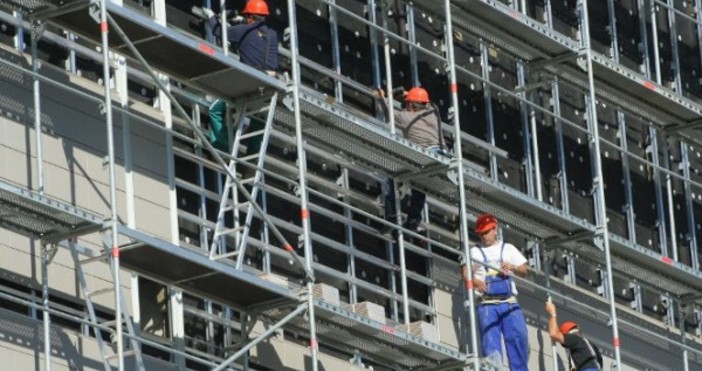 Снимка БулфотоДокато наши работници ходят да се трудят по строежите