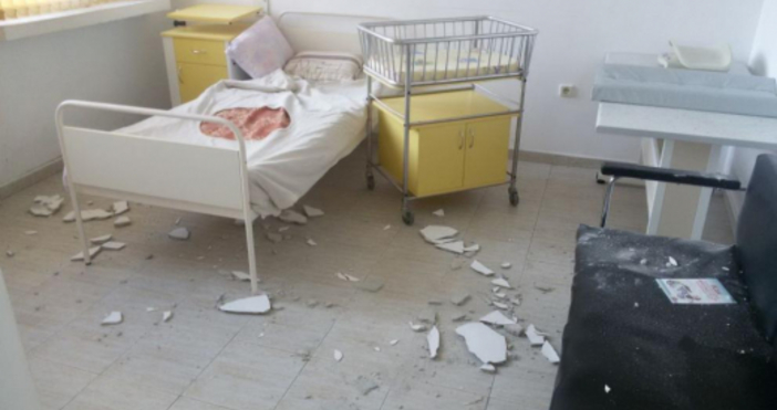 Снимки: ДарикМазилка от таван се откърти и падна на сантиметри от новородено и