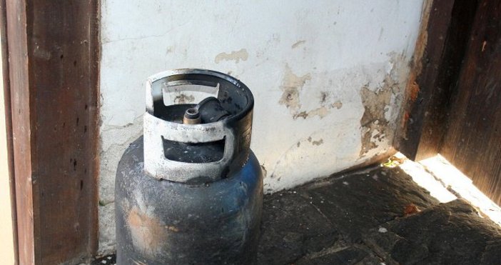 Снимка БулфотоГазова бутилка експлодира в къща в пазарджишкото село Ивайло,