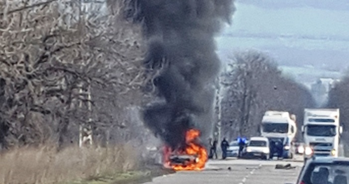 снимка: читателЛек автомобил Рено Клио“ е пламнало в движение на