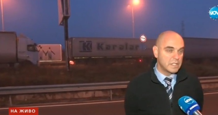 Кадър Нова твТази сутрин опашката от тирове чакащи да излязат от