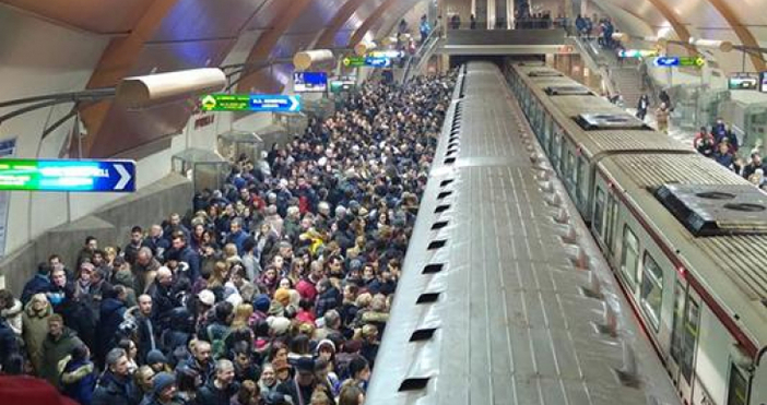 Снимка на столичното метро предизвика небивал интерес и събра хиляди