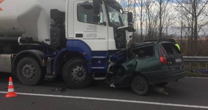 Снимки presstv bgМъж загина при сблъсък на автомобил с товарен камион малко