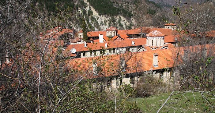 Неочаквана смяна на игумена на Бачковския манастир направи днес Светият