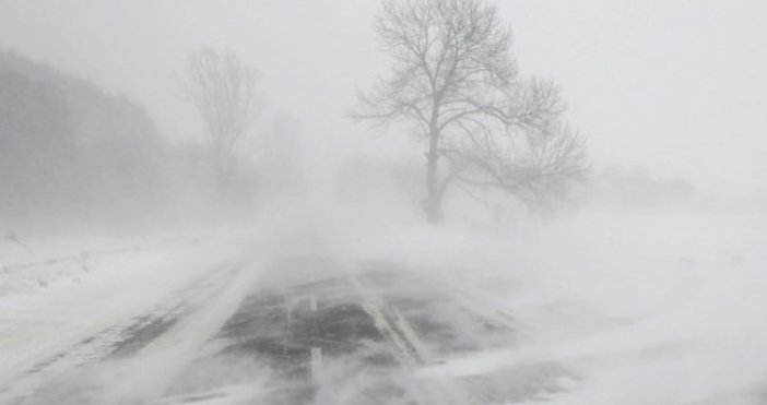 Снегонавявания и ограничена видимост затрудняват движението по пътя Добрич –