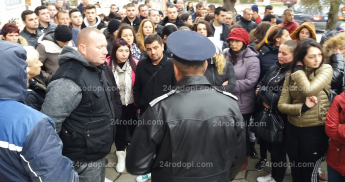 Снимки: 24rodopi.comПротестно шествие започна в Момчилград малко преди 15.00 часа