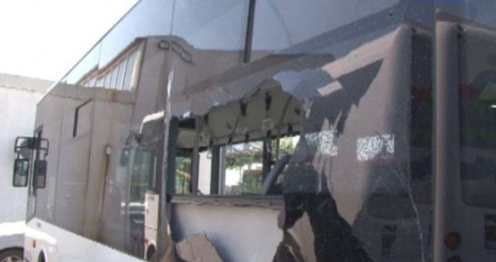 Снимка TrafficNews.bgНеизвестен стреля с камъни по автобус от градския транспорт
