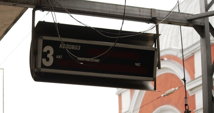 Нито едно електронно табло на ЖП гара Варна не работи
