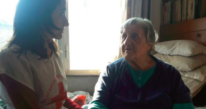 Снимка trafficnews bgДоброволци посетиха днес дома на 82 годишната Стефанка Генова от Пловдив