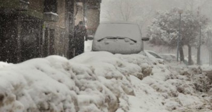 Повечето шофьори практикуват загряване на колата на място през зимата