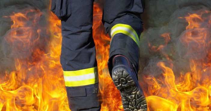 Най малко 16 души загинаха и 10 бяха ранени при