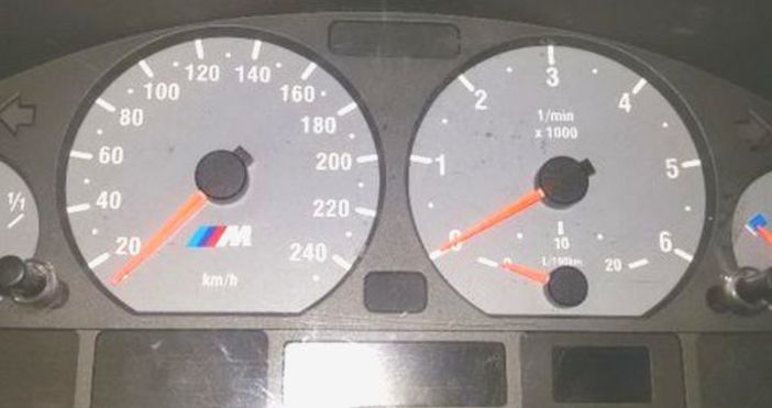 Който манипулира и или измени показанията на километропоказателя на моторно