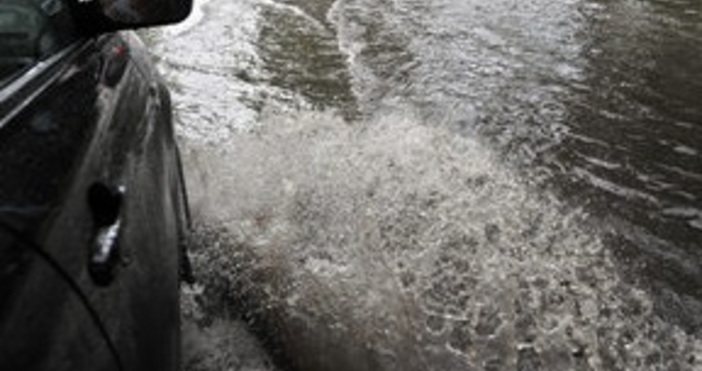 Подлезът преди Пикадили Парк във Варна е наводнен Пътят е