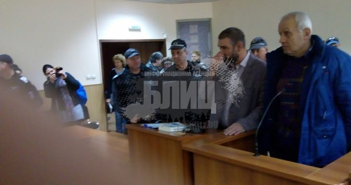 Снимка: БлицБезпрецедентно държание демонстрираха в съда и обвиняемият Димитър Йовчев