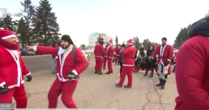 Мотористи облечени като Дядо Коледа днес ще раздадат подаръци на