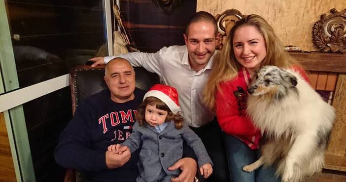 По традиция премиерът Бойко Борисов пусна във Фейсбук снимки с внука си Бойко