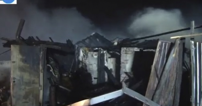Кадри Блиц TV8 къщи са напълно изгорели в пловдивския квартал