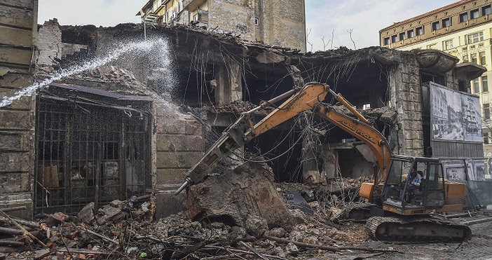 Снимки БулфотоЗапочна разрушаването на къщата собственост на наследниците на Рачо Петров министър