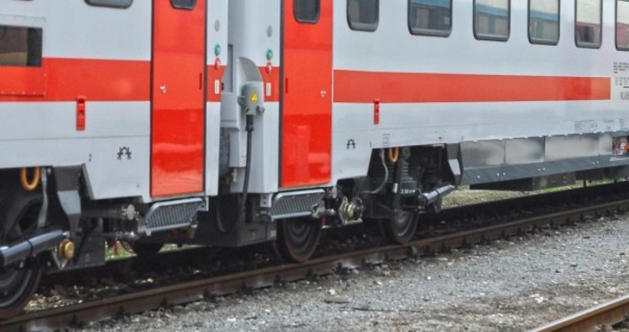 Международен влак превозващ 85 пътници е евакуиран в холандския град