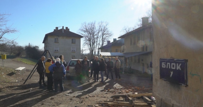 Кадър bTVСтроителни специалисти проверяват изгорелия блок в Бойчиновци съобщи БНР  Кметът