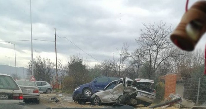 Снимка TrafficNews bgИзключително тежка катастрофа е станала на Коматевско шосе научи TrafficNews bg Най малко четири