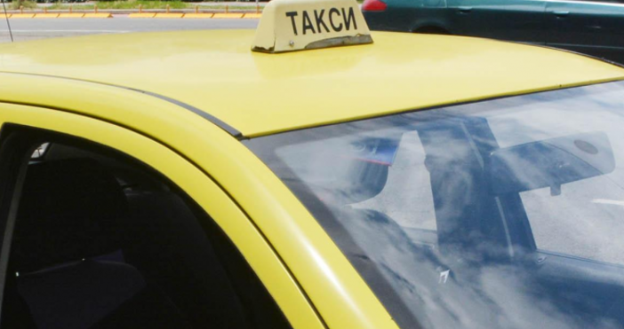 Такси с бургаска регистрация се завъртя и натресе в мантинелата