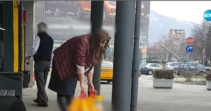 Как се отнасят хората към бременна жена която носи тежки