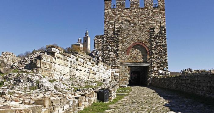 Рушат се зидовете на историческата крепост Царевец във Велико Търново.