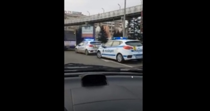 Две полицейски коли и автобус на градския транспорт са спрели